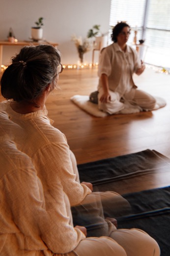 Hridaya guiding a group breathwork session